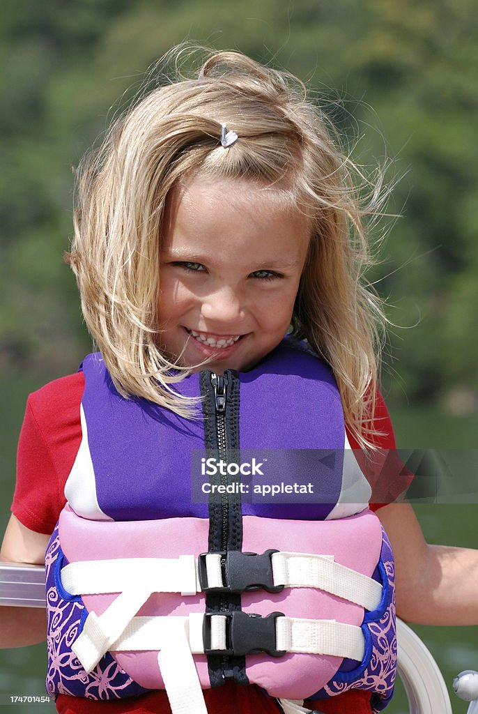 Chica rubia cinco años en Lifejacket - Foto de stock de 4-5 años libre de derechos