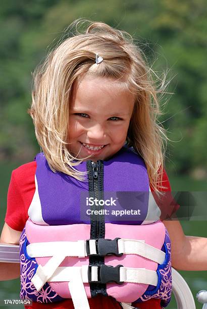 Chica Rubia Cinco Años En Lifejacket Foto de stock y más banco de imágenes de 4-5 años - 4-5 años, Aire libre, Chaleco salvavidas