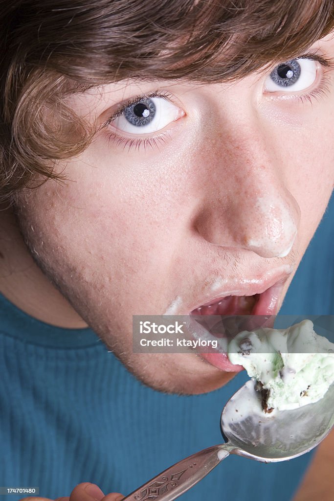 Manger de la crème glacée - Photo de 16-17 ans libre de droits