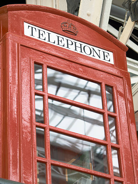 Indoor caixa de telefone britânico Público - fotografia de stock