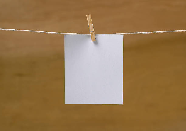 anúncios/em branco nota - clothesline clothespin adhesive note bulletin board - fotografias e filmes do acervo