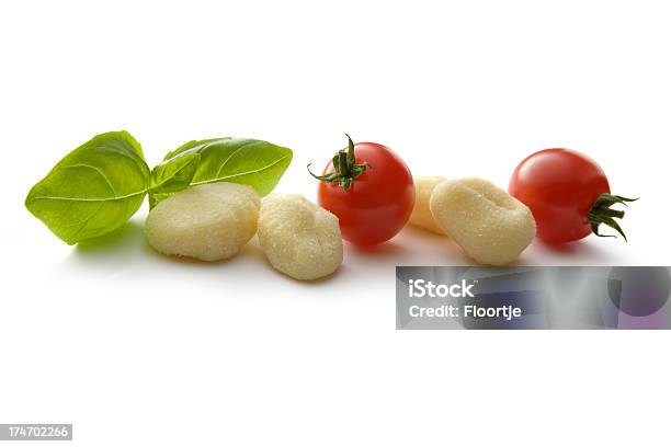 Ingredienti Italiani Gnocchi Pomodori Ciliegino E Basilico - Fotografie stock e altre immagini di Pasta