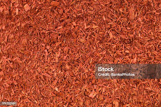 Damp Mulch Фон Красный — стоковые фотографии и другие картинки Мульча - Мульча, Красный, Без людей