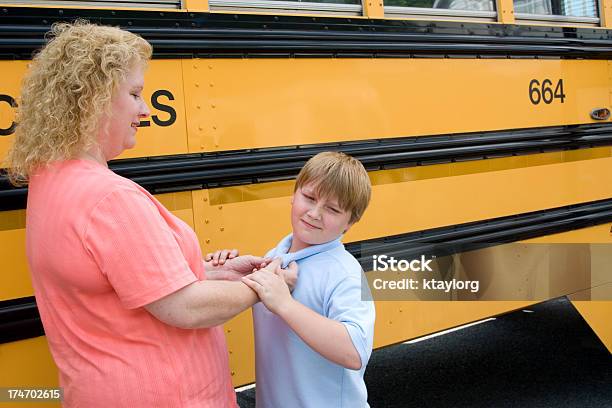 Foto de Mãe Deixeme Ir No Ônibus e mais fotos de stock de Mãe - Mãe, Ônibus Escolar, Filho