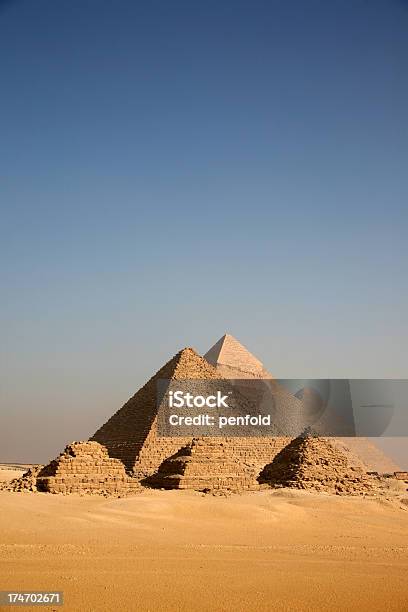 Pirâmides De Gizé - Fotografias de stock e mais imagens de Egito - Egito, Pirâmide - Estrutura construída, Pirâmide - Formas Geométricas