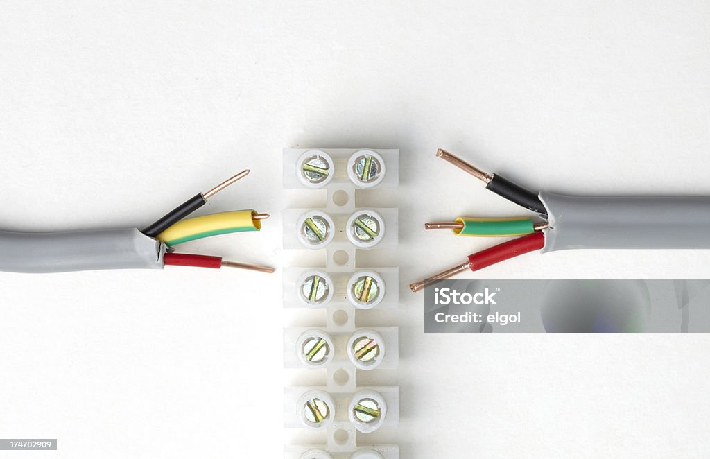 cable eléctrico con cables británico Bloque de conectores - Foto de stock de Alambre libre de derechos