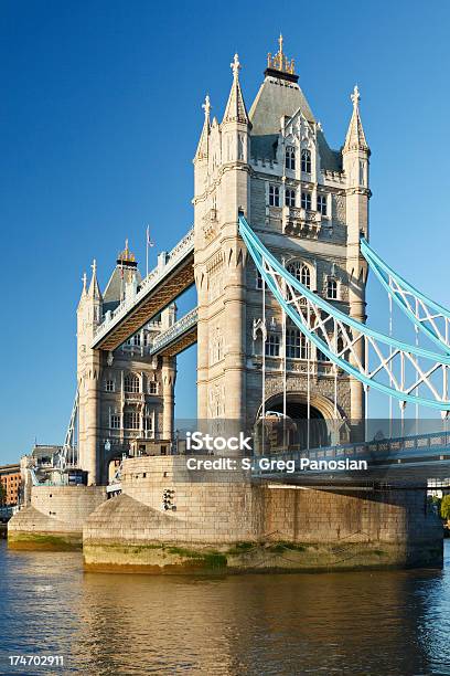 Tower Bridge - Fotografie stock e altre immagini di Acqua fluente - Acqua fluente, Ambientazione esterna, Architettura