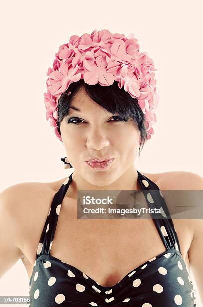 Photo libre de droit de Pin Up Fille Nager banque d'images et plus d'images libres de droit de Bonnet de bain - Bonnet de bain, Femmes, Fleur - Flore