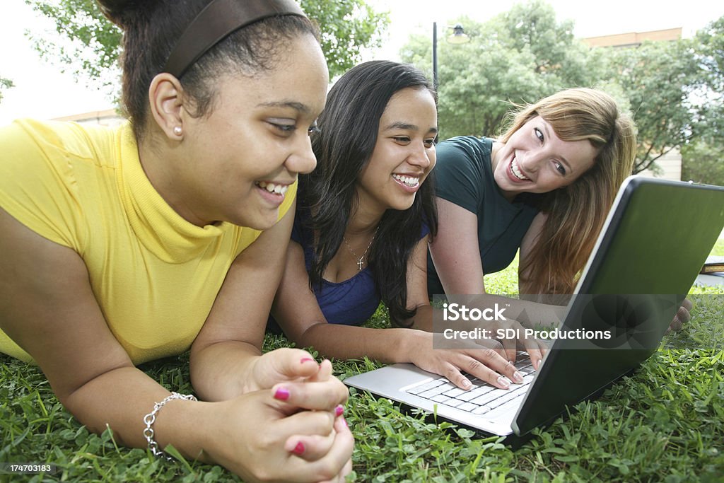 Três mulheres amigos felizes trabalhando em um Laptop - Foto de stock de Brilhante - Luminosidade royalty-free