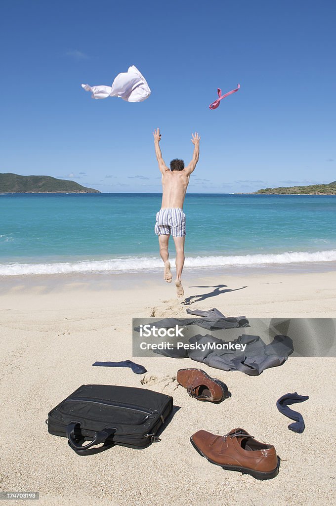 Geschäftsmann Überwürfe aus dem Anzug und fährt auf das Meer - Lizenzfrei Strand Stock-Foto