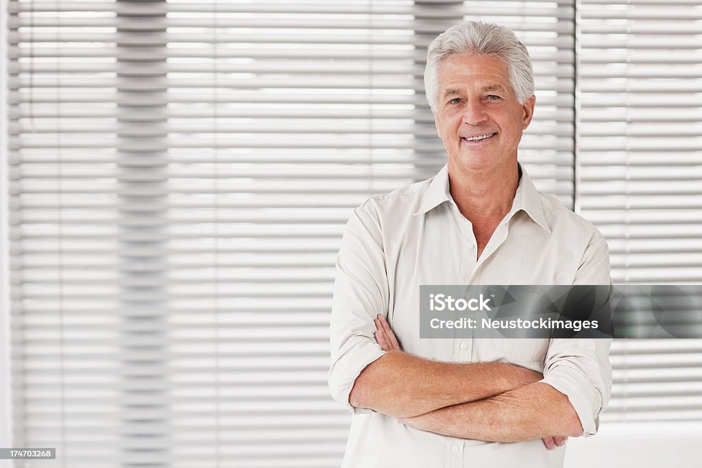 Retrato de un hombre mayor Sonriendo - Foto de stock de 60-64 años libre de derechos