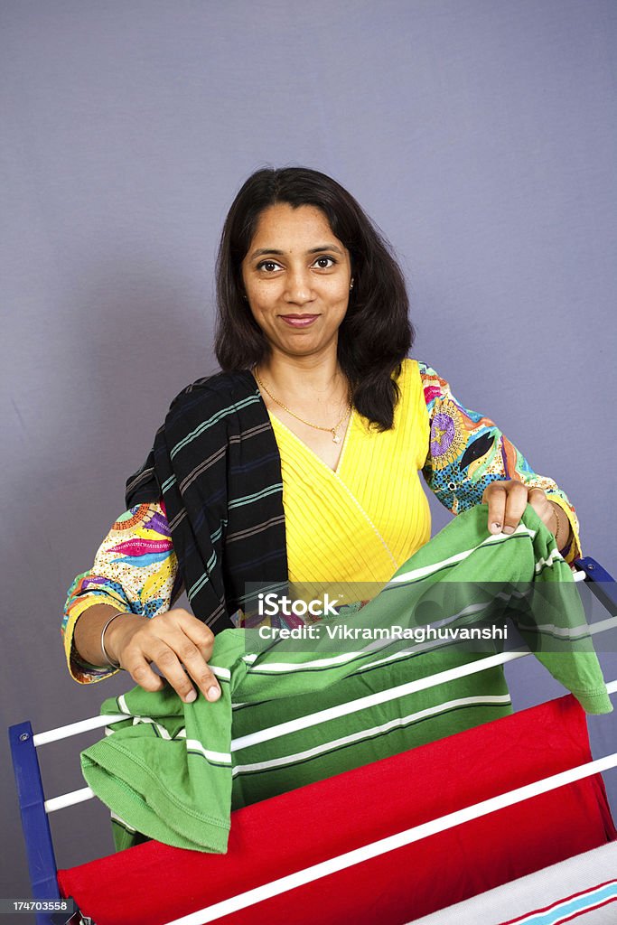 Entusiástico secagem de roupas Dona de Casa Indiano - Royalty-free 20-24 Anos Foto de stock