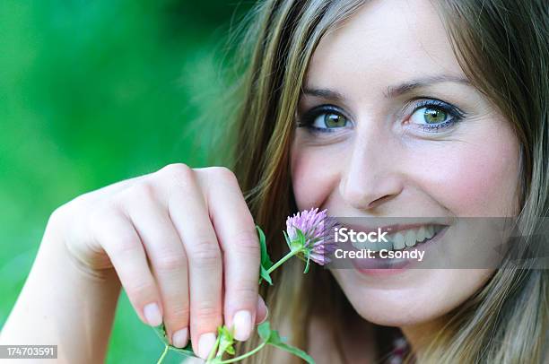 Retrato De Uma Mulher Bonita Com Flor - Fotografias de stock e mais imagens de Adulto - Adulto, Alegria, Ambientalista