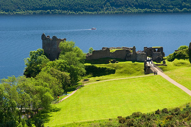 château d'urquhart & loch ness - loch ness scotland castle urquhart castle photos et images de collection