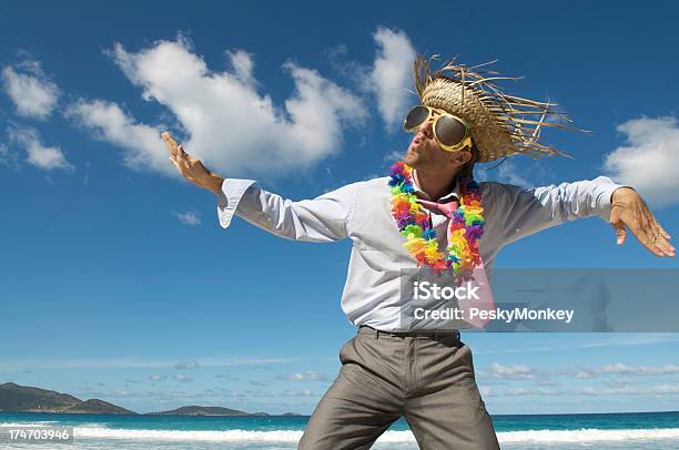 Turista Ejecutivo Tiene Una Playa De Baile Foto de stock y más banco de imágenes de Humor - Humor, Playa, Bailar