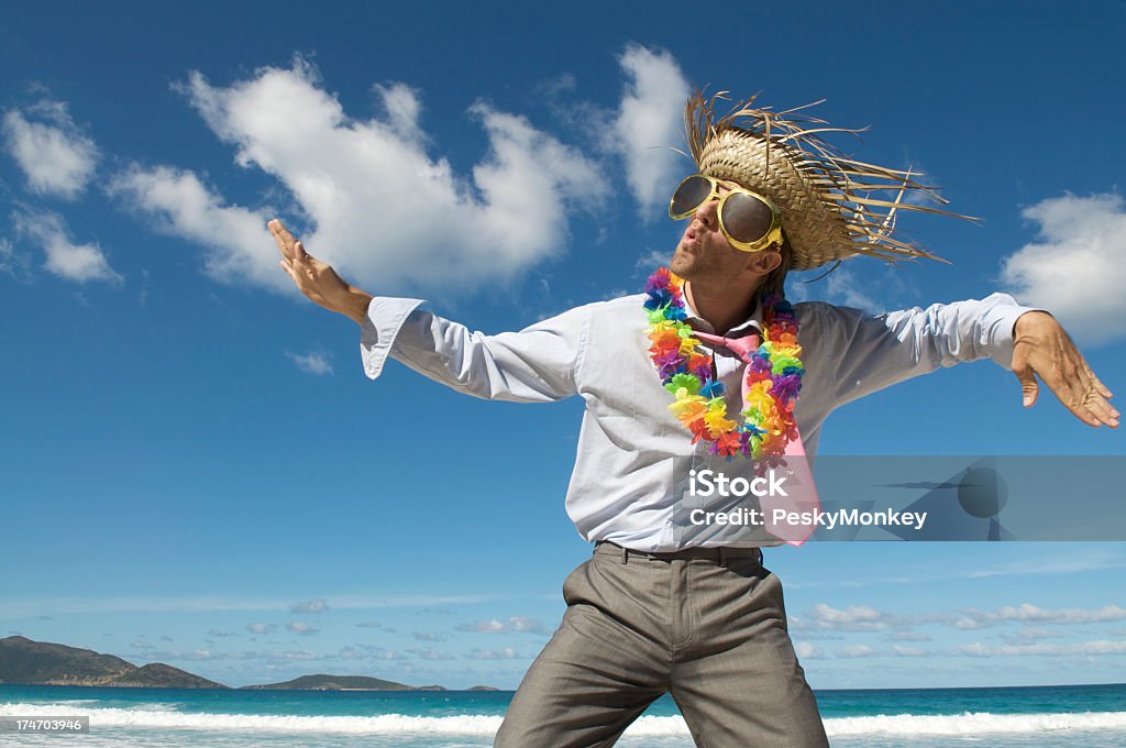 Турист Бизнесмен работает на пляж танцы - Стоковые фото Юмор роялти-фри