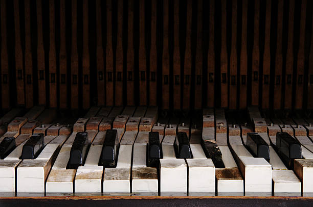 vecchio pianoforte scheggiato e rotto con spazio per il testo - morse key foto e immagini stock