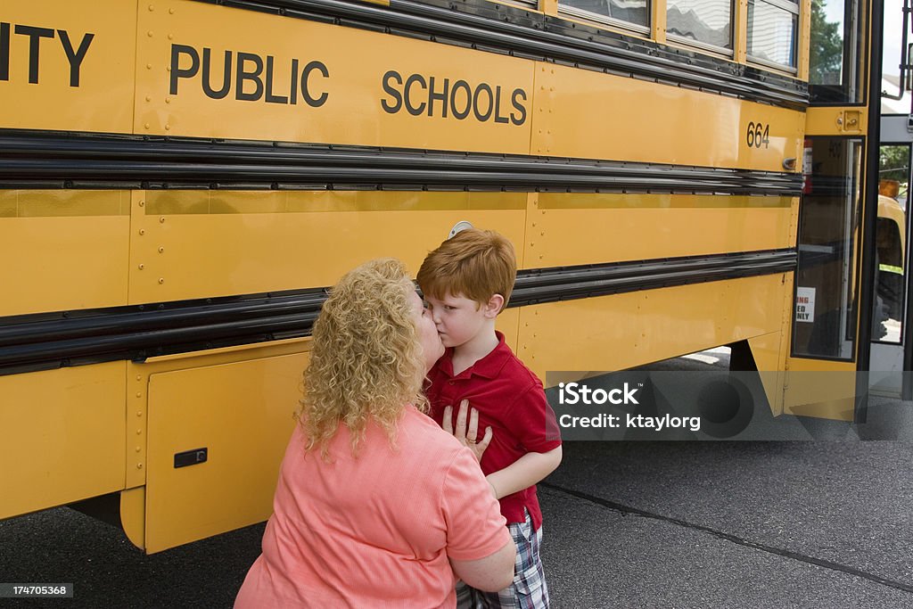 Madre Baciare Suo figlio prima della scuola - Foto stock royalty-free di Madre