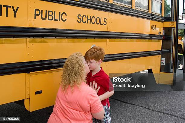 Madre Baciare Suo Figlio Prima Della Scuola - Fotografie stock e altre immagini di Madre - Madre, Scuolabus, Figlio maschio