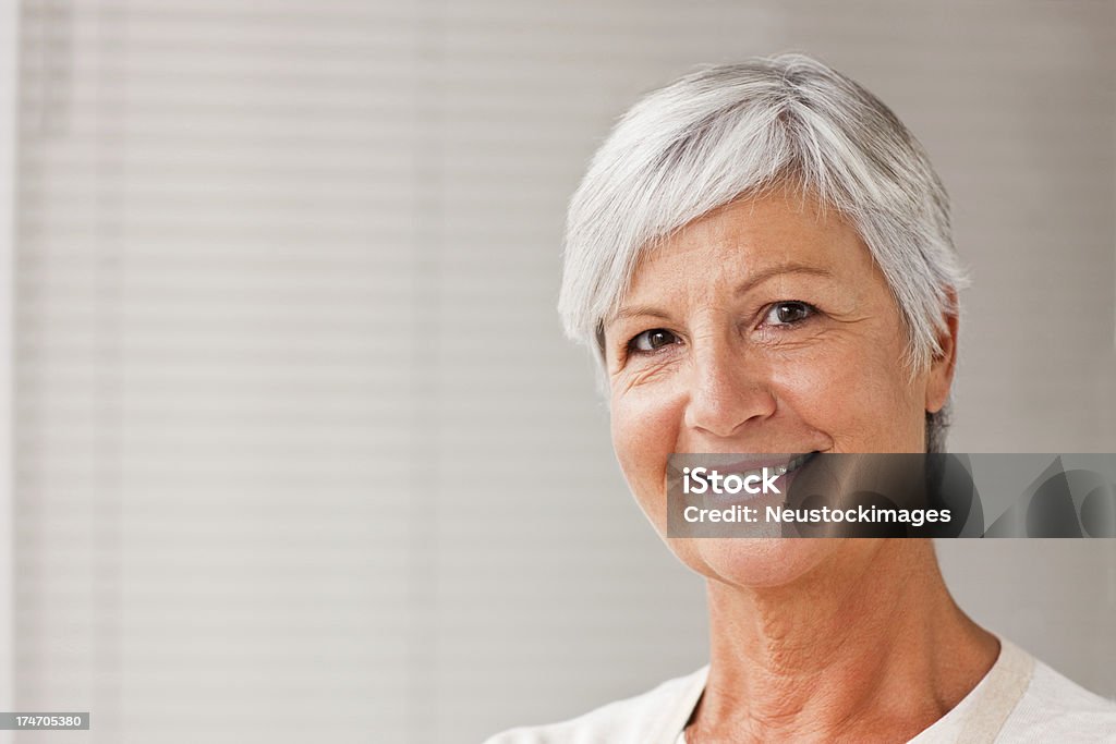 ポートレート笑顔の老人女性 - 1人のロイヤリティフリーストックフォト