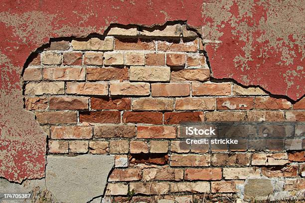 Grunge Cegły Pod Decaying Czerwony I Szary Tynk - zdjęcia stockowe i więcej obrazów Architektura - Architektura, Betonowy, Bez ludzi