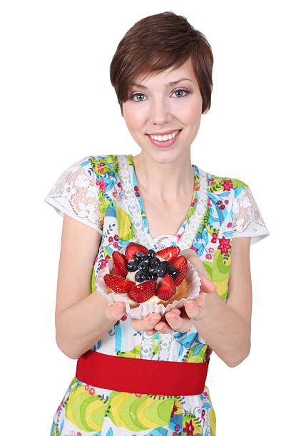 piękne dziewczyny udostępniania owoców deser tarta - berry fruit blueberry floral pattern strawberry zdjęcia i obrazy z banku zdjęć