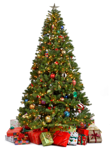 Árbol de Navidad rodeado de regalos sobre fondo blanco photo