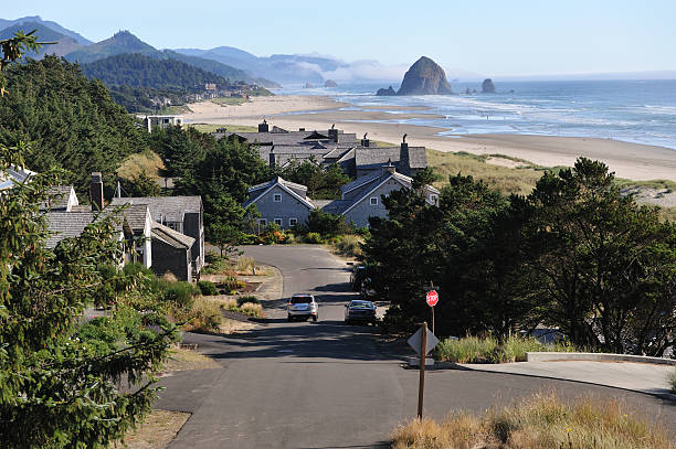 rocha haystack, cannon beach - villa summer rock sand - fotografias e filmes do acervo