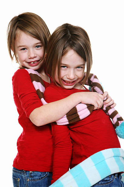 divertido retrato de solteiro duplas - embracing smiling gap children only - fotografias e filmes do acervo