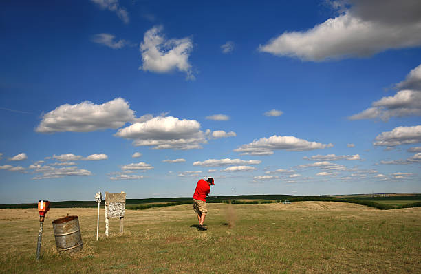 laid parcours de golf - golf golf course swinging isolated photos et images de collection