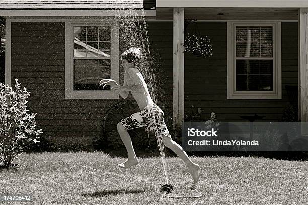 Bambino A Sprinkler - Fotografie stock e altre immagini di Acqua - Acqua, Aiuola, Ambientazione esterna