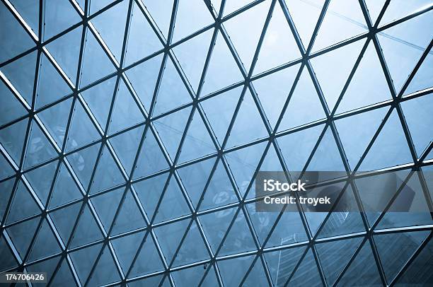 Arquitectura Moderna Foto de stock y más banco de imágenes de Triángulo - Triángulo, Ventana, Abstracto