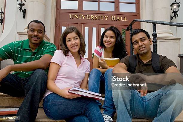 Gruppo Eterogeneo Di College Amici Seduto - Fotografie stock e altre immagini di Abbigliamento casual - Abbigliamento casual, Adolescente, Adolescenza