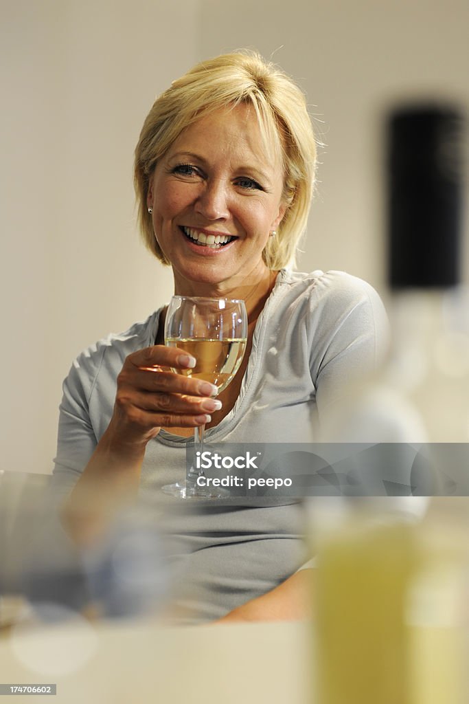 Madura mulher bebendo vinho - Foto de stock de 50 Anos royalty-free