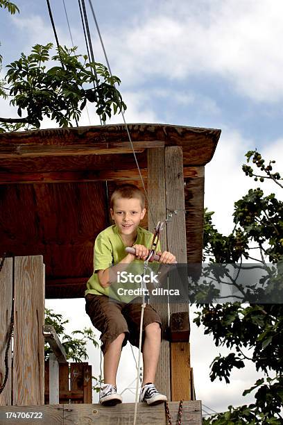 Foto de Tirolesa Menino e mais fotos de stock de 8-9 Anos - 8-9 Anos, Arame, Associação de Escoteiros