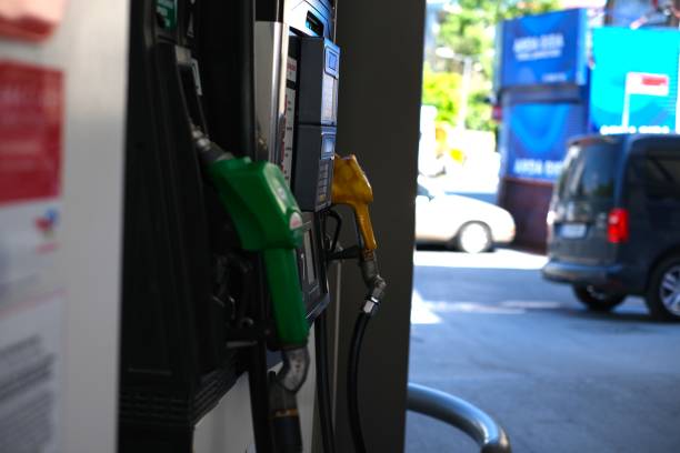 ガソリンスタンドの仕事 - gasoline car buying fuel pump ストックフォトと画像