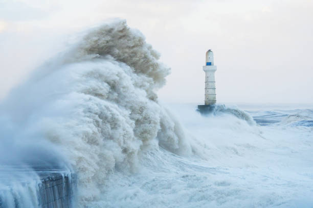 sturmwellen treffen auf den wellenbrecher im hafen von aberdeen - pier sea storm nature stock-fotos und bilder