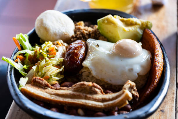 bandeja paisa, cibo dalla colombia - bandeja paisa foto e immagini stock