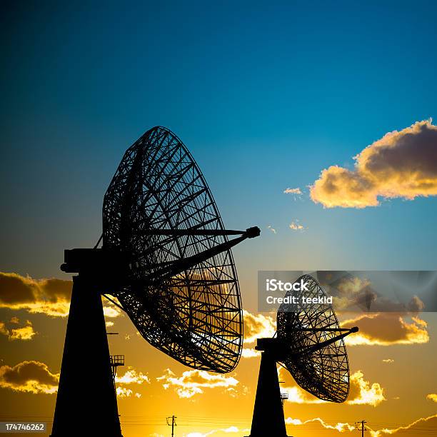 Antena Parabólica - Fotografias de stock e mais imagens de Frequência - Frequência, Micro-ondas, Rádio - Aparelhagem de Áudio