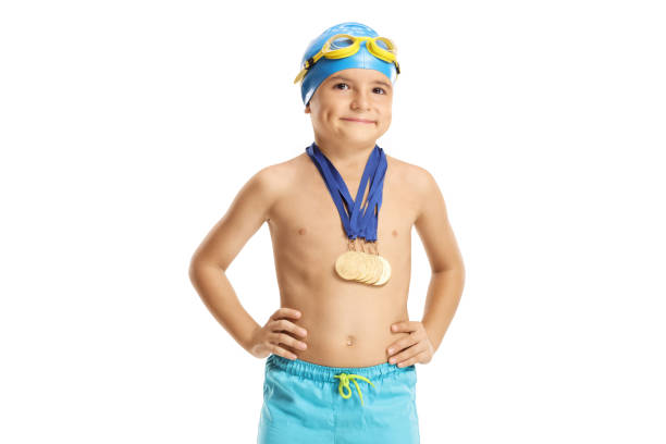 Campione di nuoto bambino in posa con medaglie - foto stock