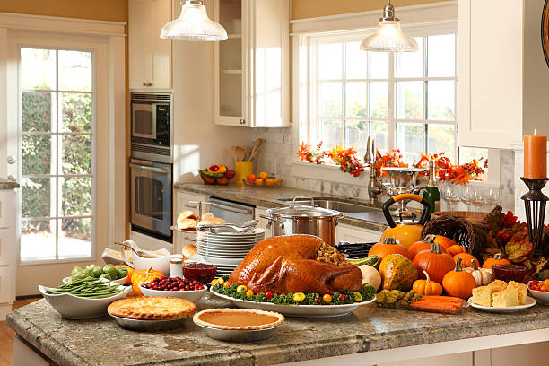 préparation de thanksgiving - thanksgiving turkey dinner table photos et images de collection