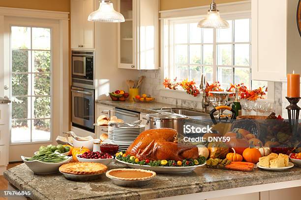 Thanksgiving Preparação - Fotografias de stock e mais imagens de Dia de Ação de Graças - Dia de Ação de Graças, Cozinha, Jantar - Refeições