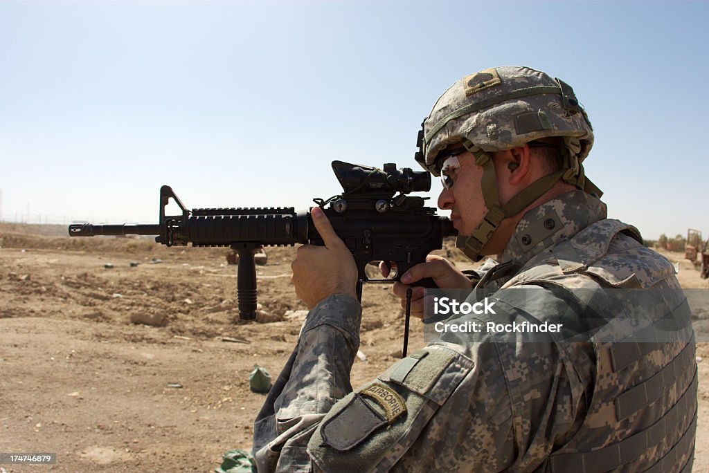 Soldado do rifle - Foto de stock de Protetor auricular royalty-free