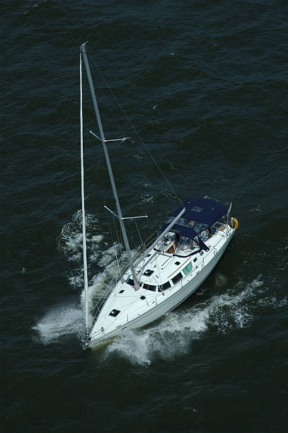 vista aérea-passeios de barco na baía 1 - rough sailing helm antenna - fotografias e filmes do acervo