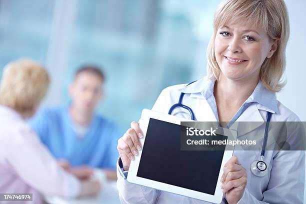 Médico Con Tableta Digital Foto de stock y más banco de imágenes de 30-34 años - 30-34 años, 30-39 años, 40-44 años