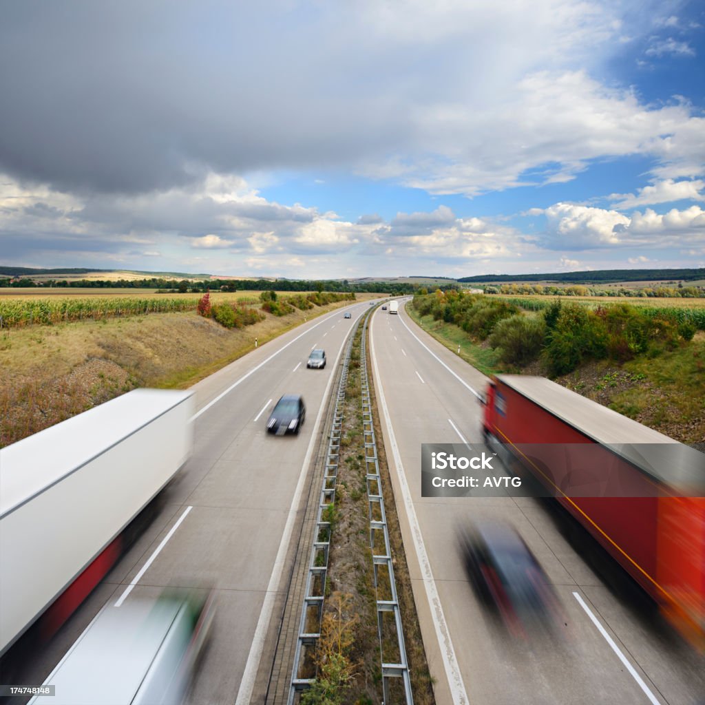 Caminhões e carros dirigindo na estrada - Foto de stock de Ajardinado royalty-free