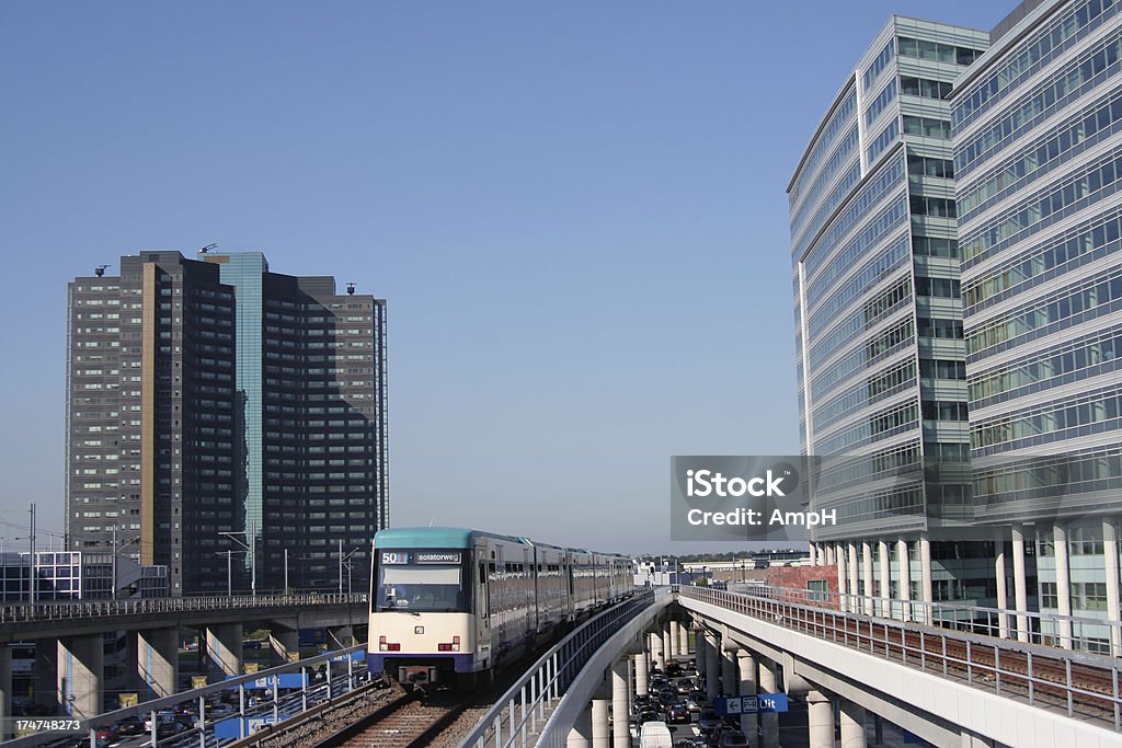 Tren de metro entre edificios de oficinas - Foto de stock de Oficina libre de derechos