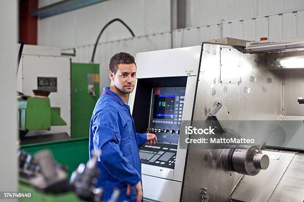 Industrie Arbeiter Vor Einem Entscheidenden Machine Stockfoto und mehr Bilder von Maschinenteil - Ausrüstung und Geräte