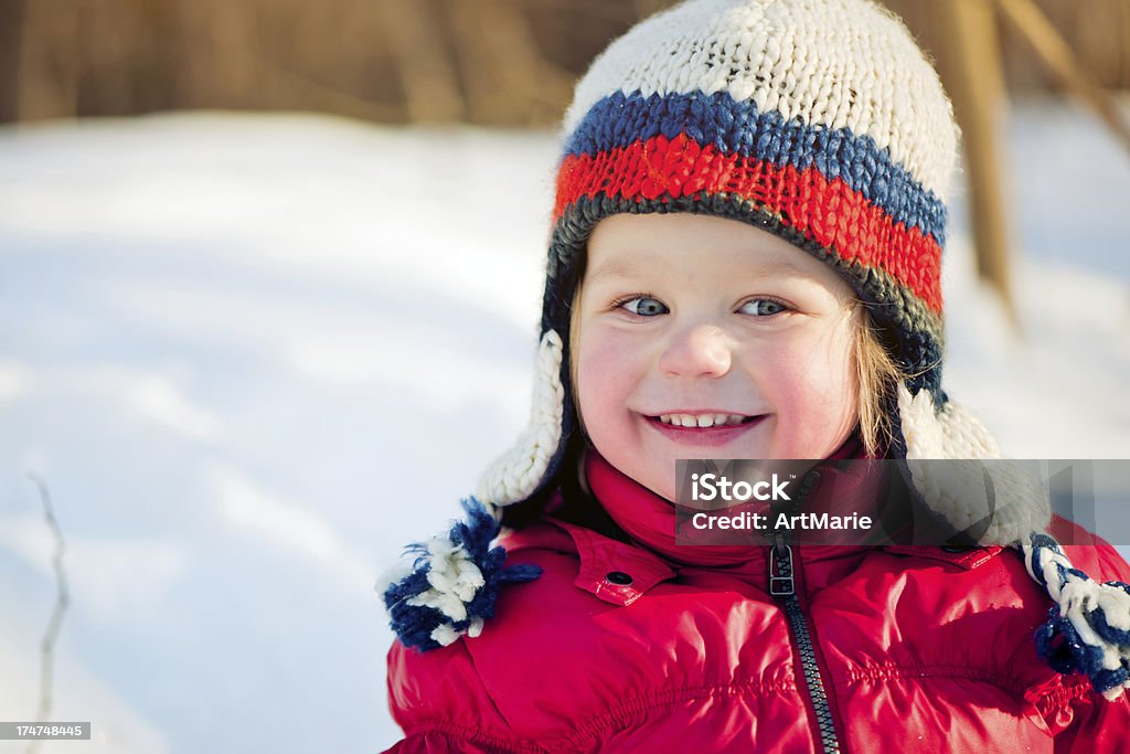 Niño en un parque de invierno - Foto de stock de Aire libre libre de derechos