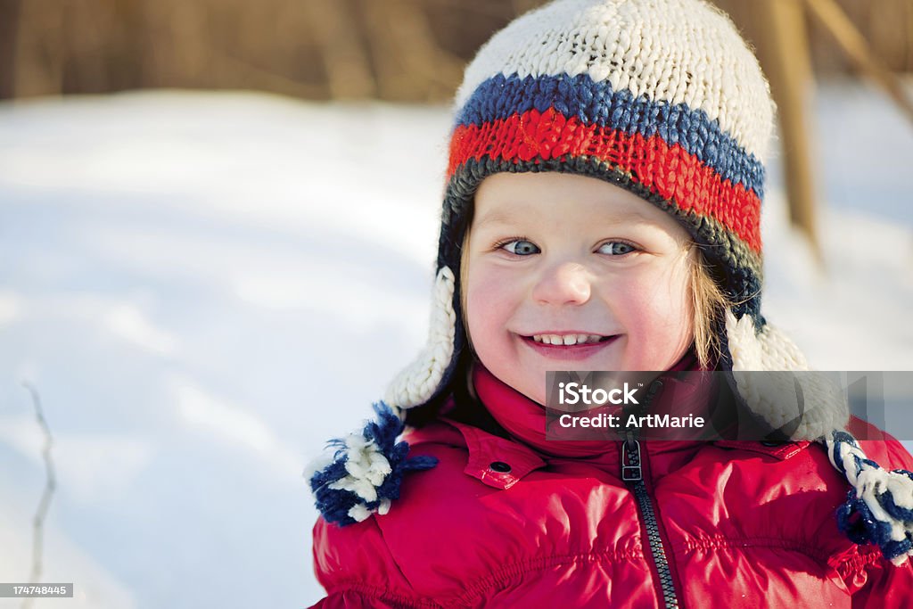 Enfant dans un parc en hiver - Photo de Affectueux libre de droits